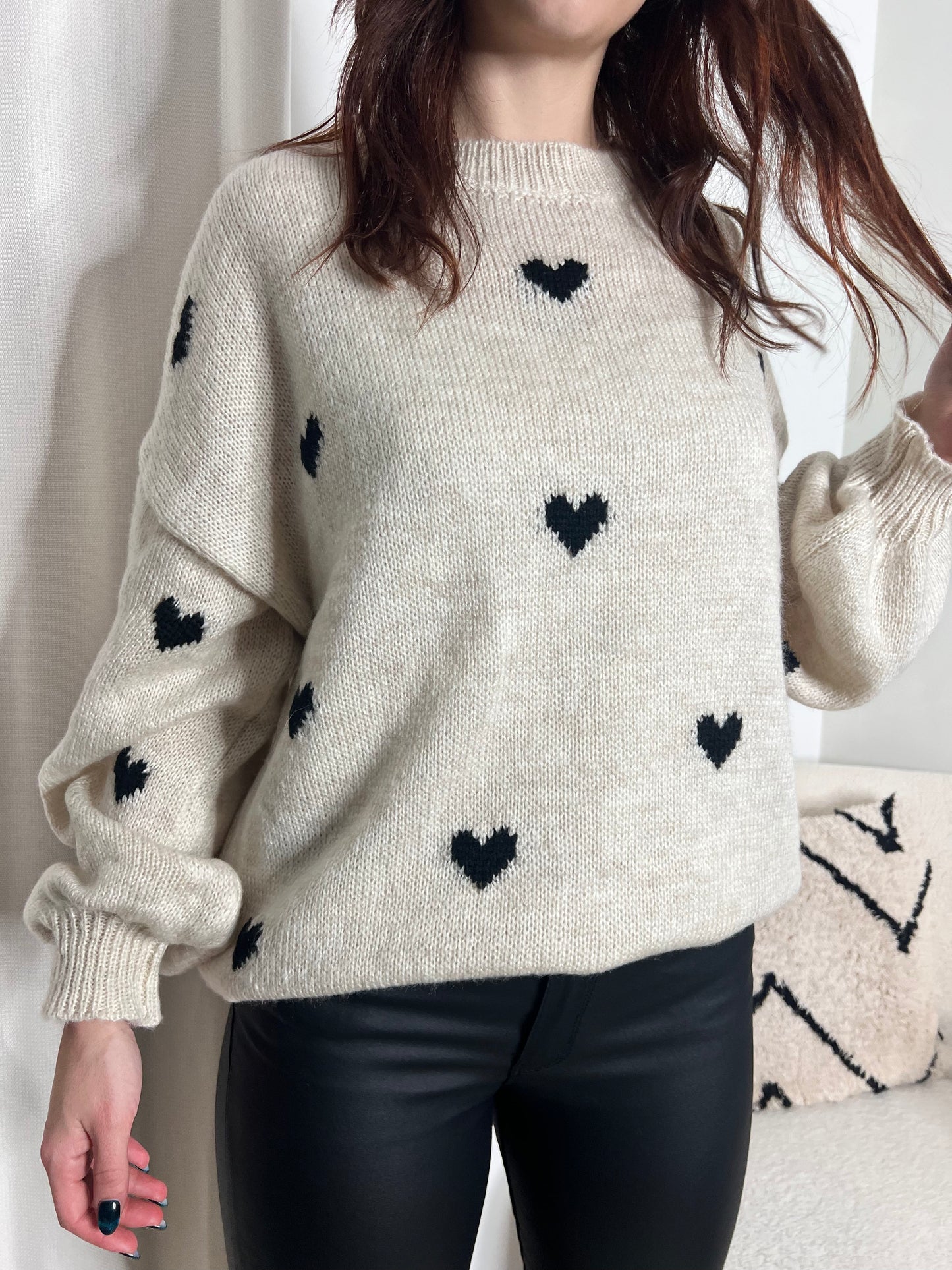 FLORA schwarzer Pullover mit Herz