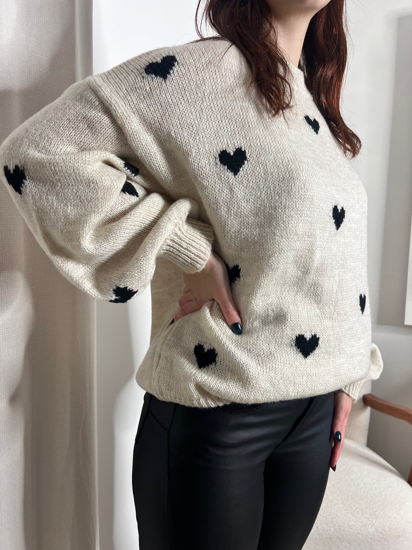 FLORA schwarzer Pullover mit Herz