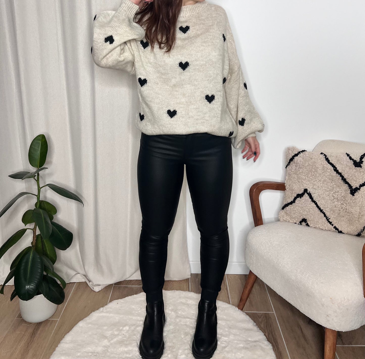 FLORA schwarzer Pullover mit Herz